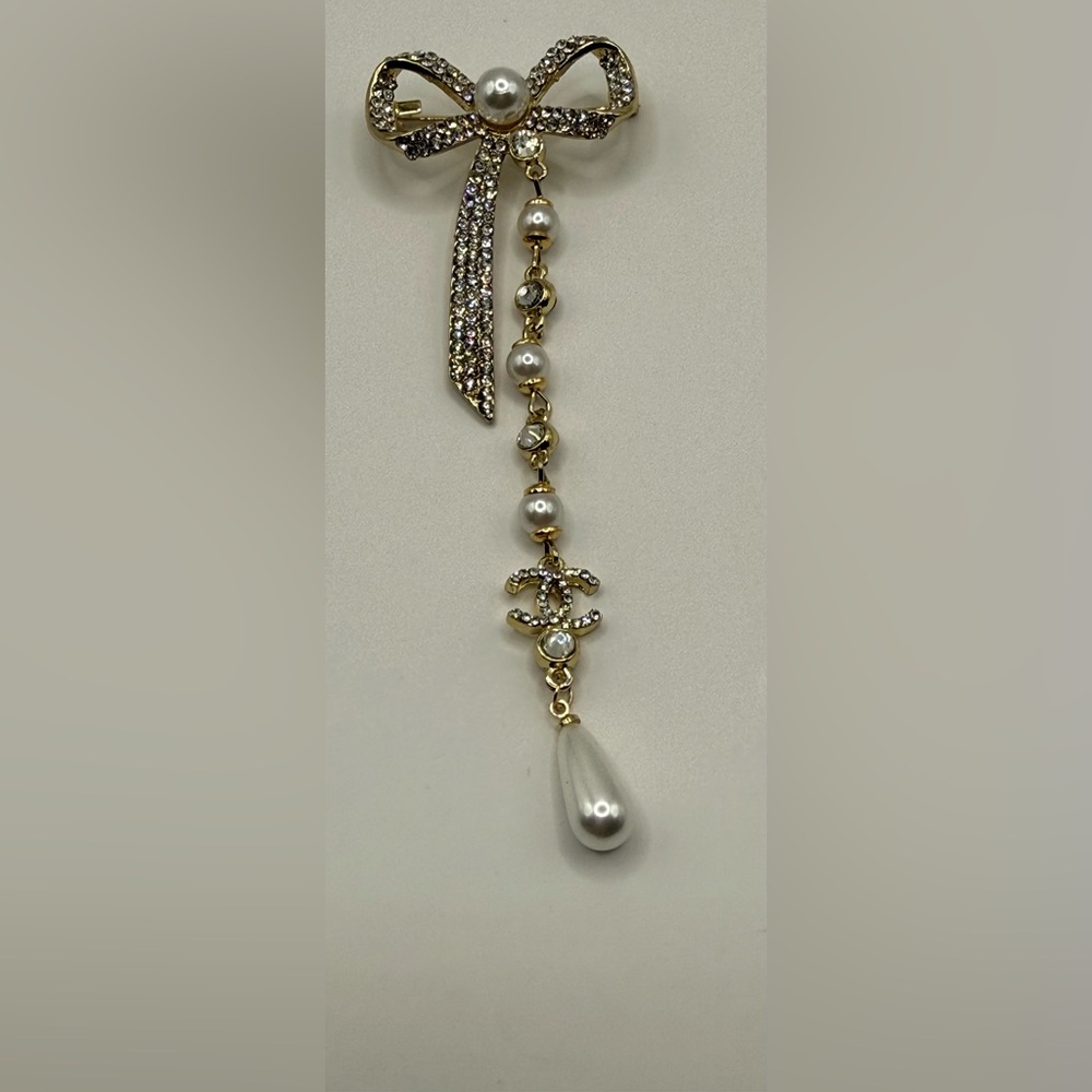 Gold-tone brooch bowl teardrop-shaped pearls and clear crystals C logo NEW - Picture 3 of 8